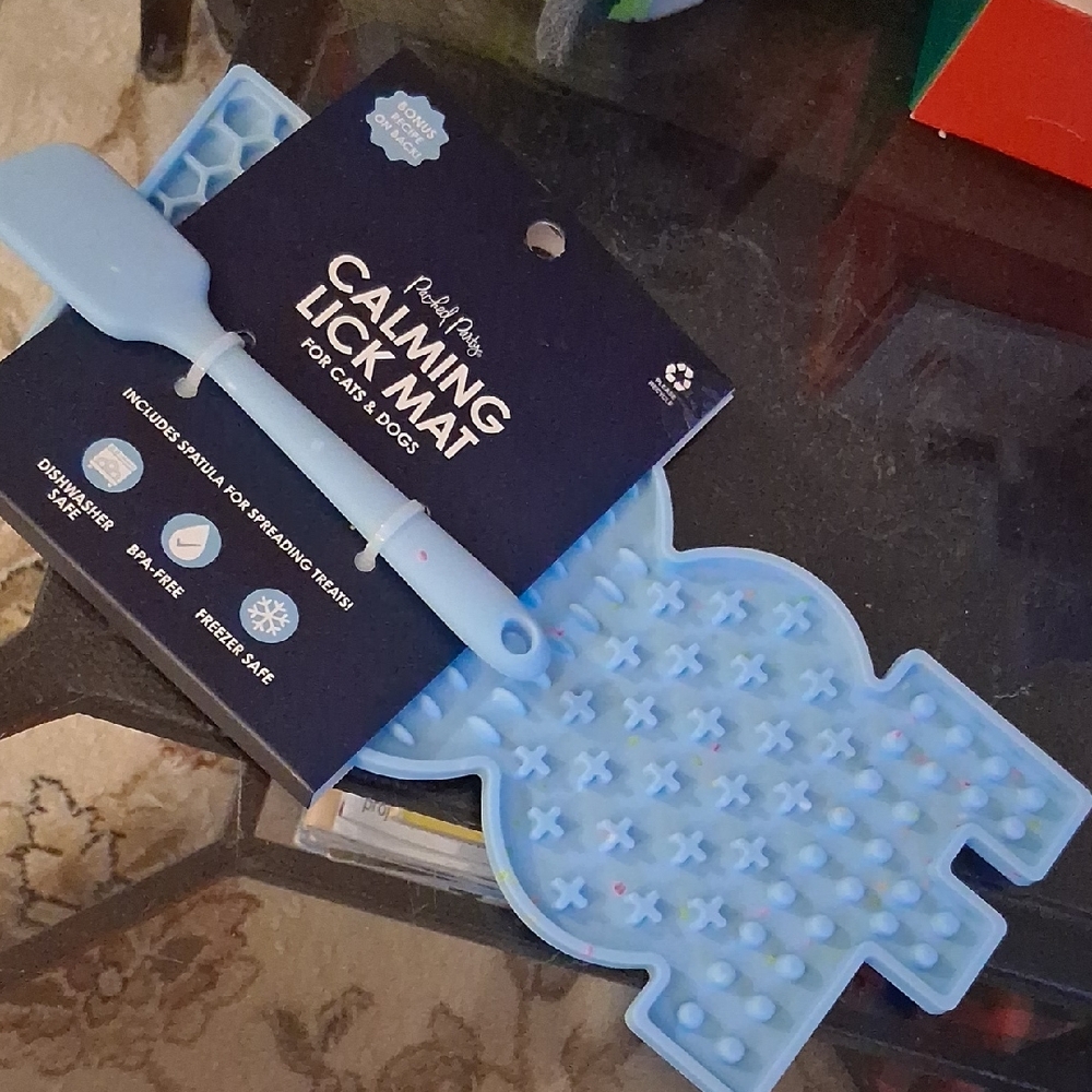 WOOF CALMING LICK MAT AND SPATULA